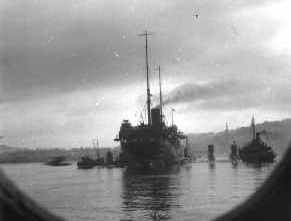 HMS NETTLE (ex. ELFIN) langzij HMS Cyclops (old "cylce box") 1942, Rosyth 